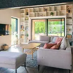 Panoramic Retreat With Pool 度假居 Sjolund