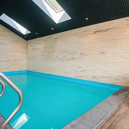 Panoramic Retreat With Pool - By Traum Дом отдыха